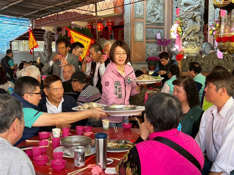 馬不停蹄！蔡美華開工站路口「北港同鄉」周雅玲帶路走訪金山