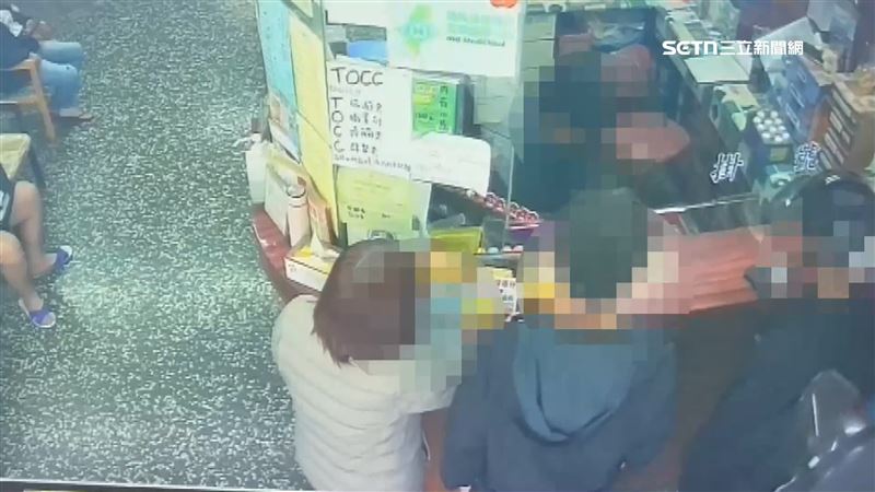 高雄林園診所大年初五發生衝突，一名男子要掛號（右），突然指責隔壁的母子（左1、2）插隊，雙方爆發口角後打起來