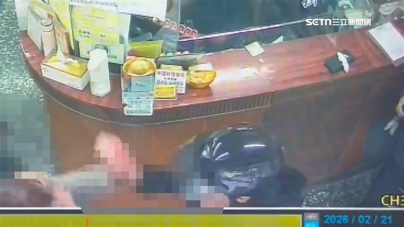 口角衝突後，戴安全帽的男子出手打人