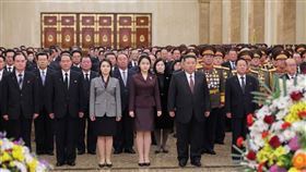 金正恩傳出已開始培養接班人選，13歲的愛女金主愛（中）驚傳擔任「飛彈總局長」的角色。（圖／翻攝自朝中社）