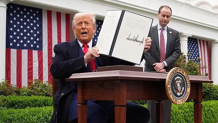 川普曾說要跟鱷魚做朋友！心理諮商師顏原達爆：川普自己根本就是鱷魚，會把弱小的鱷魚做成鱷魚包、鱷魚鞋。全世界正嚴陣以待。（圖／翻攝自IG @realdonaldtrump）