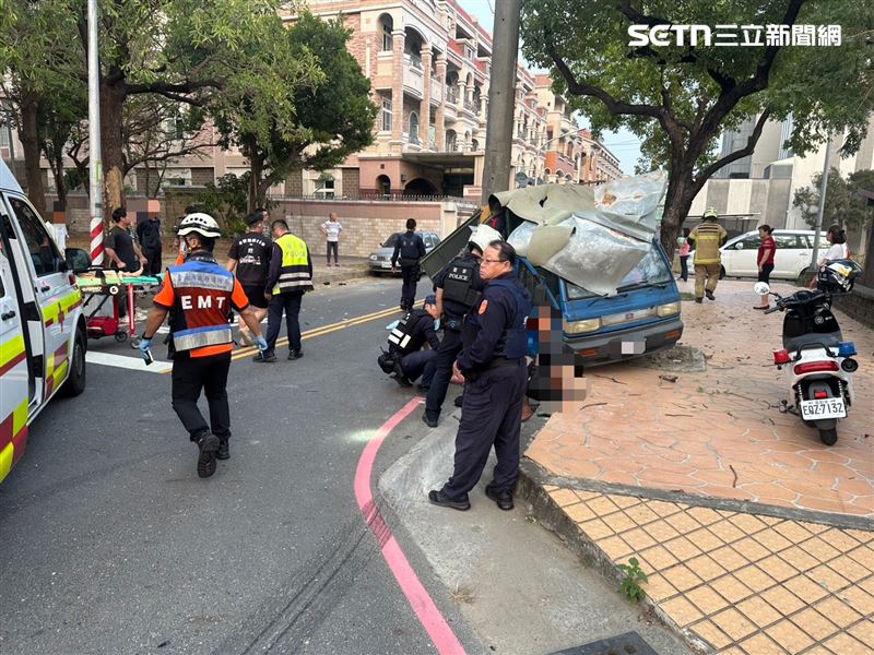 台南貨車疑拒捕逆向亂衝！撞電桿停下現場畫面曝，4童1女濺血送醫。（圖／翻攝畫面）