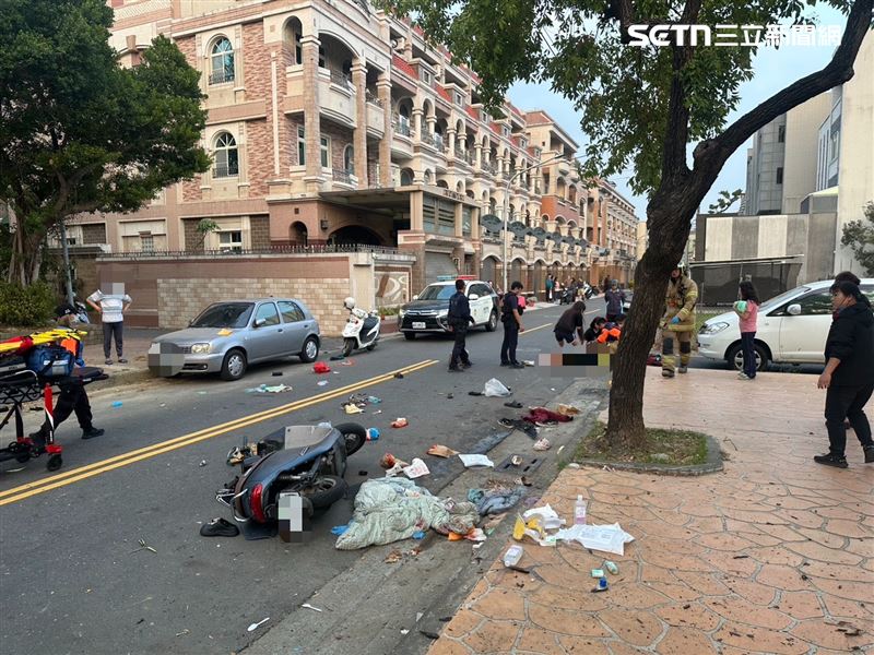 台南貨車疑拒捕逆向亂衝！撞電桿停下現場畫面曝，4童1女濺血送醫。（圖／翻攝畫面）