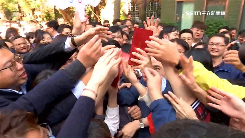 員工爭先恐後,想拿到董事長發放的紅包