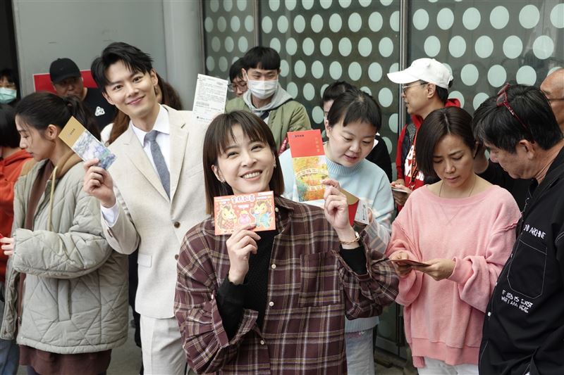 蘇晏霈開工首日被熱昏頭，拿到紅包笑開懷。（圖／民視提供）