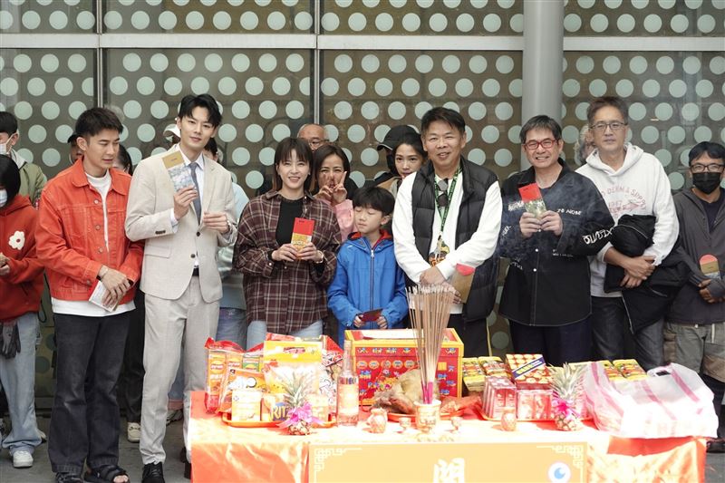 導演馮凱與演員群齊聚祈福，誓言新的一年收視長紅、人員平安順利。（圖／民視提供）