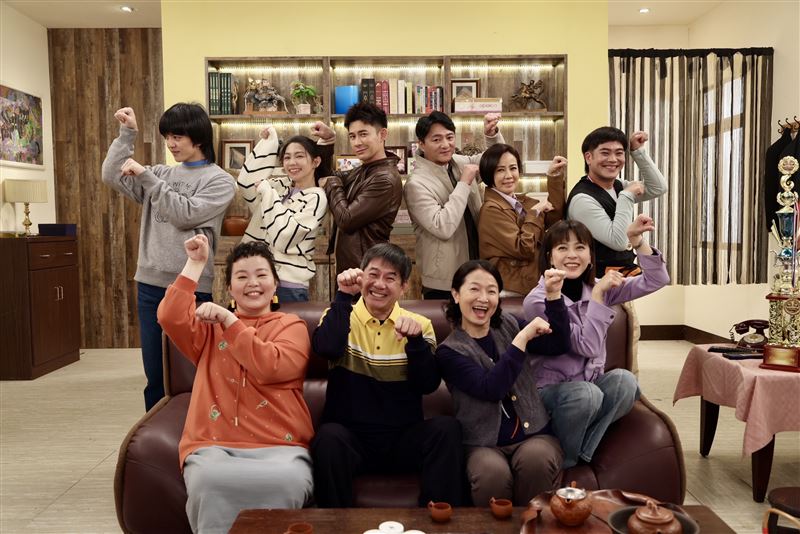 《豆腐媽媽》萬家人開心拍照慶賀。（圖／民視提供）
