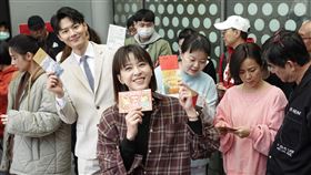 蘇晏霈開工首日被熱昏頭，拿到紅包笑開懷。（圖／民視提供）