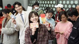 蘇晏霈穿發熱衣烈日狂奔　虛脫領開工紅包