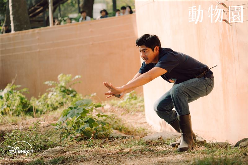 王柏傑上演驚險的「人熊對峙」。（圖／Disney+提供）