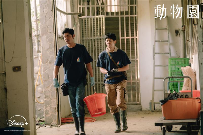 王柏傑（左）、李淳（右）在《動物園》同為動物保育員。（圖／Disney+提供）