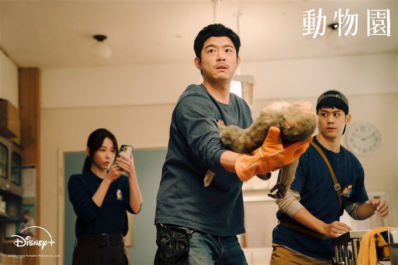 邵雨薇犯大忌引發獼猴群搶食，險些釀成大禍。（圖／Disney+提供）