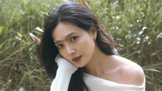 女星大露美腿「遭小黑蚊叮爆」驚人慘狀曝