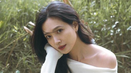 女星大露美腿「遭小黑蚊叮爆」驚人慘狀曝