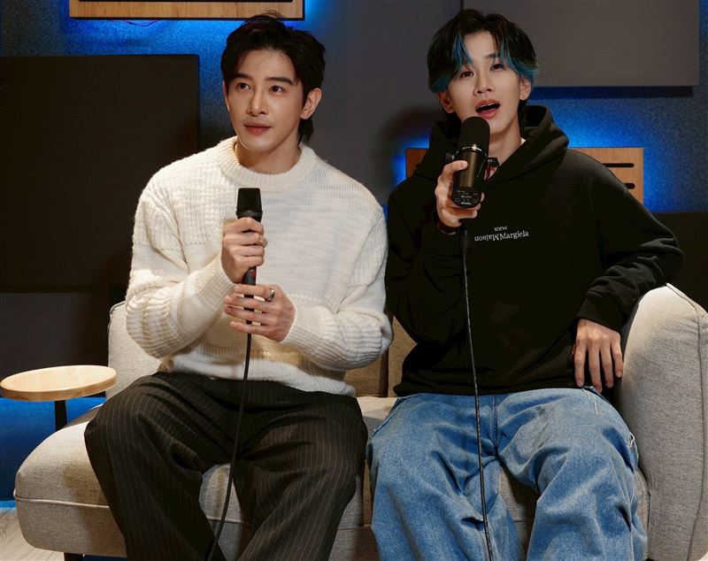 張立昂（左）、松浦航大（右）合作演唱。（圖／艾瑞克艾斯提供）