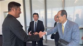 「世界全壘打王」王貞治抵台，棒協理事長辜仲諒親自接機。（圖／中華棒協提供） 