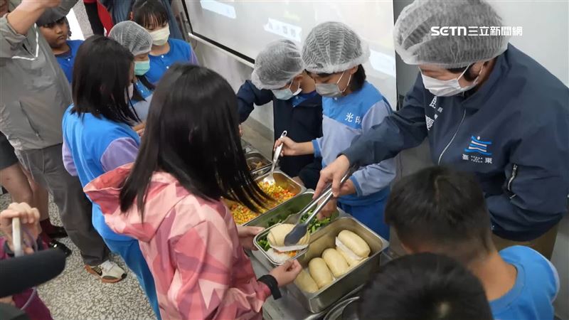 縣長饒慶鈴特別當起值日生幫學生分送銀絲卷