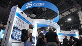 晶睿：在美國矽谷打造全球設計中心智慧安防品牌晶睿通訊16日舉行線上法人說明會，總經理廖禎(示其)表示，為更深入了解市場需求，優化使用者體驗，在全球科技重鎮美國矽谷打造全球設計中心，聚焦AI與雲端設計，推廣符合在地客戶需求的產品。（圖為晶睿通訊提供參展照片）中央社記者潘智義傳真  114年5月16日