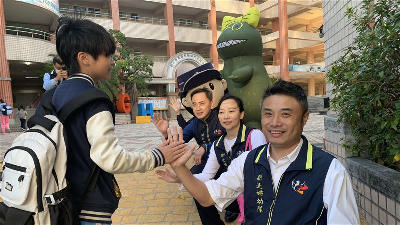 婦幼隊於光復國小執行護童勤務。（圖／翻攝畫面）