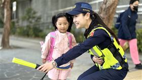 金山警分局於金山國小、金美國小執行護童勤務。（圖／翻攝畫面）