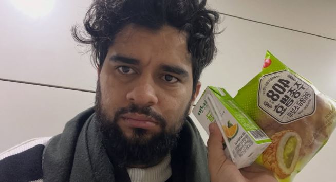 阿瓦斯蒂被「關」數小時，韓國當局只給了一些食物。（圖／翻攝自IG@isachinawasthi）