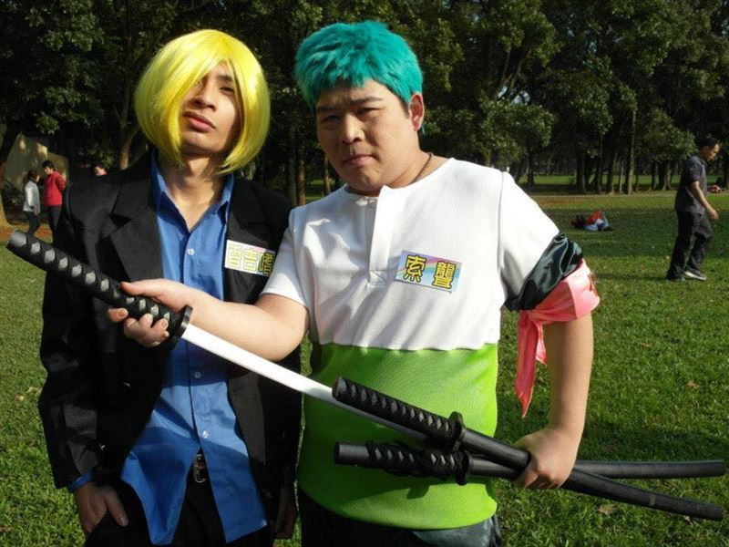 逸祥(左)與山豬(右)感情深厚。(圖/翻攝自逸祥臉書)