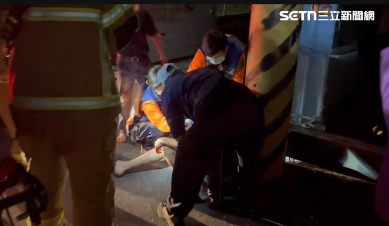 毆妻後見小舅子助陣氣炸⋯台南莽夫雙刀砍人後自傷！3人濺血送醫。（圖／翻攝畫面）