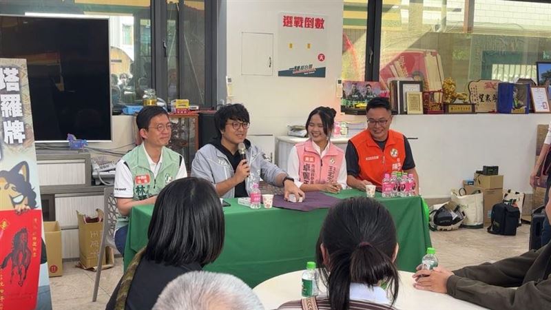 替卓佩于助選，沈伯洋也在活動中，用塔羅牌算未來運勢（圖／卓佩于臉書直播）