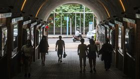 行政院拍板通過私立大專生學費補助（1）行政院會29日通過「拉近公私立學校學雜費差距及其配套措施方案」，預計補助私立大專院校生學費一年約新台幣3.5萬元，將於民國113年2月實施。圖為台北市某私立大學大門口。中央社記者鄭清元攝  112年6月29日