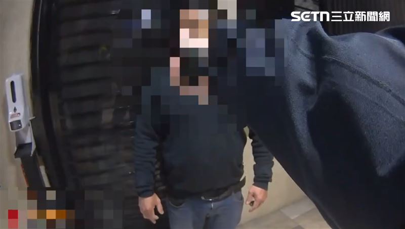 黃姓男子因與友人發生糾紛心生不滿，竟強行破壞五股成泰路三段某社區大門闖入大廳並揮舞摺疊刀。（圖／翻攝畫面）