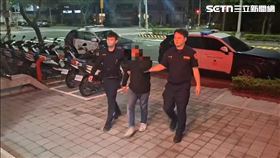 警員到場後，立即將黃男壓制逮捕上銬。（圖／翻攝畫面）