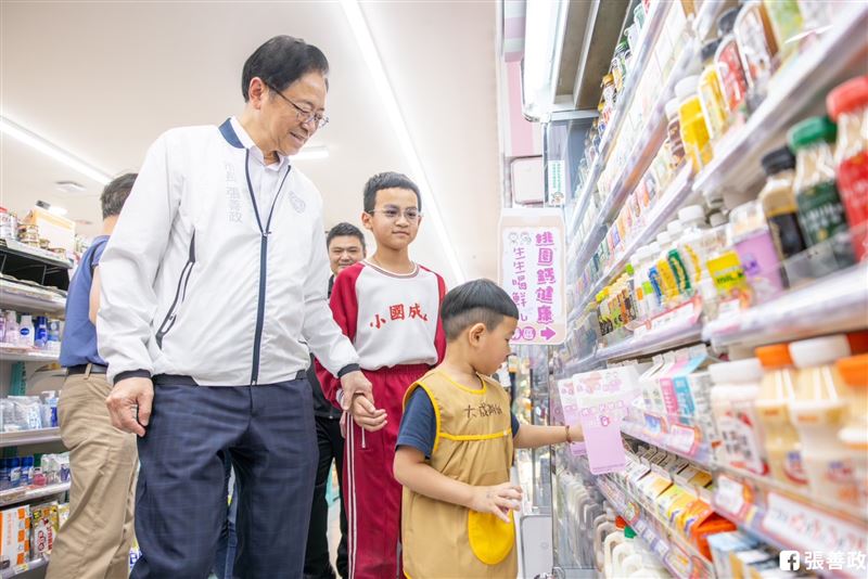 張善政說，從這學期開始，桃園的「生生喝鮮乳」正式啟動。（圖／翻攝自張善政臉書）