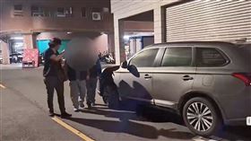 警方連夜南下高雄逮捕鄭男。（圖／翻攝畫面）