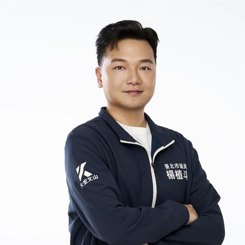 楊植斗發文寫道，最近某董座突然覺醒，白天上班、晚上學習、假日批判，跟路上一票青鳥有8成像。（圖／翻攝自楊植斗臉書）