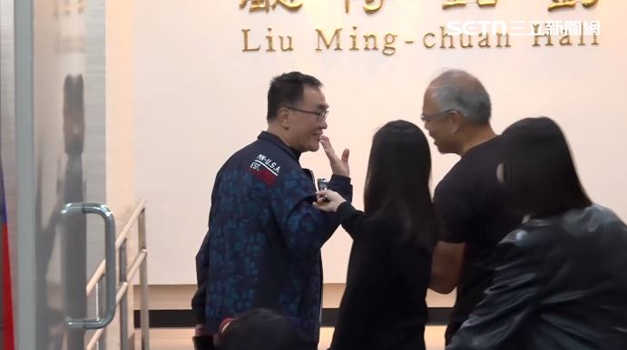 李四川面對堵訪，舉起手但並未回應（圖／翻攝畫面）