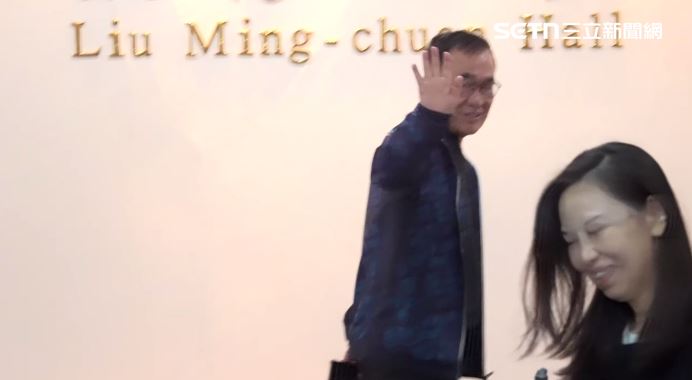 李四川面對記者追問，黃國昌鬆口不排除加入川伯團隊，舉起手但並未回應（圖／翻攝畫面）