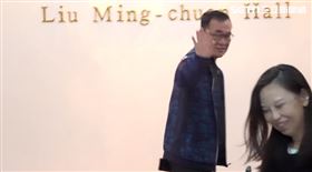 李四川面對記者追問，黃國昌鬆口不排除加入川伯團隊，舉起手但並未回應（圖／翻攝畫面）