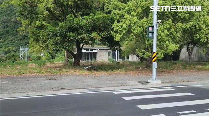 「Giwas Ali」餐廳大門深鎖、雜草叢生，已完全停業荒廢。（圖／翻攝畫面）