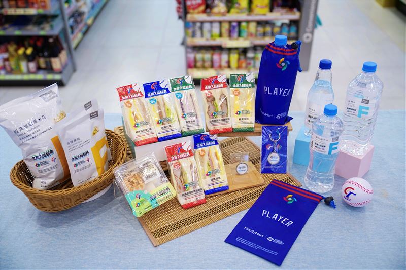全家20款人氣商品換上中華隊代表色與棒球元素新裝。(圖／全家提供)