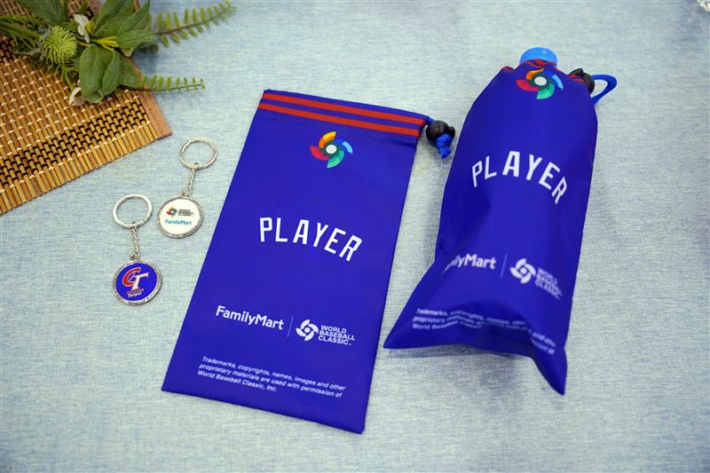 全家金屬鑰匙圈、寶特瓶束口袋限量開搶。(圖／全家提供)