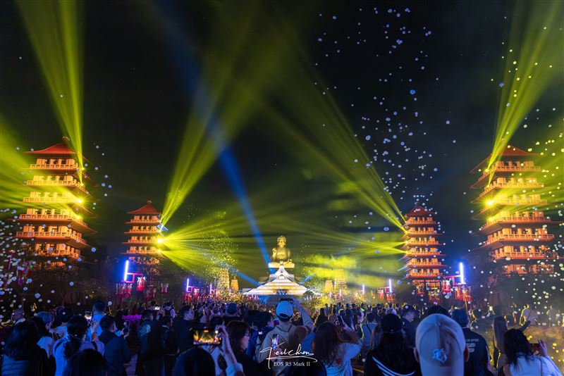 萬人仰望夜空！2026佛光山煙火燈光秀登場震撼全世界，600架無人機緩緩升空排成宗教意象，美到逼哭全網。（圖／攝影師TED陳泰瑋提供）