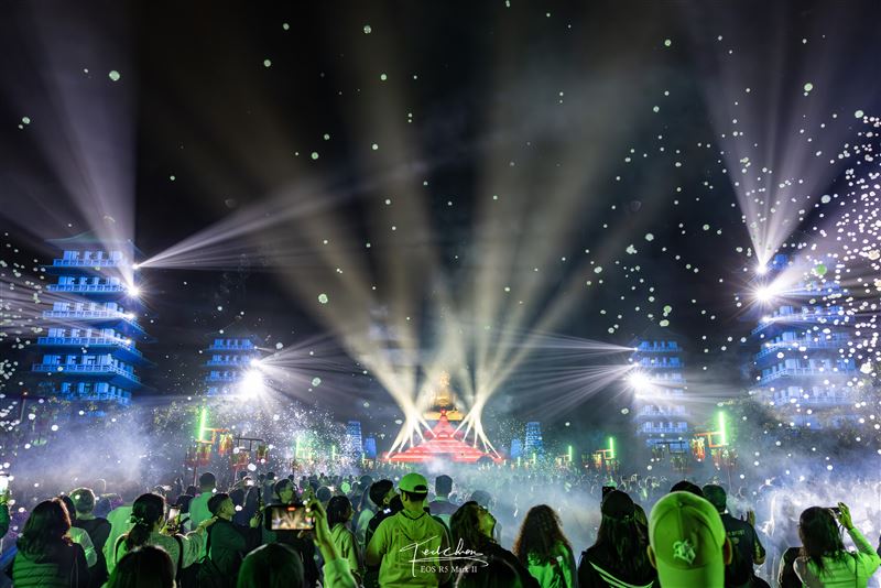 萬人仰望夜空！2026佛光山煙火燈光秀震撼全世界登場，600架無人機緩緩升空排成宗教意象，美到逼哭全網。（圖／攝影師TED陳泰瑋提供）