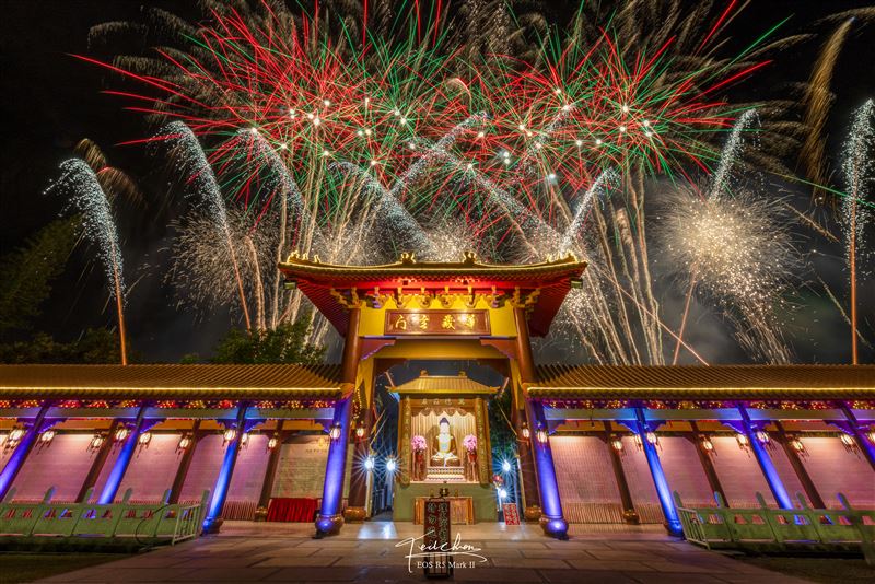 萬人仰望夜空！2026佛光山煙火燈光秀登場震撼全世界，600架無人機緩緩升空排成宗教意象，美到逼哭全網。（圖／攝影師TED陳泰瑋提供）