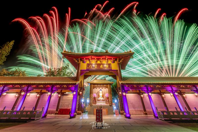 萬人仰望夜空！2026佛光山煙火燈光秀登場震撼全世界，600架無人機緩緩升空排成宗教意象，美到逼哭全網。（圖／攝影師TED陳泰瑋提供）