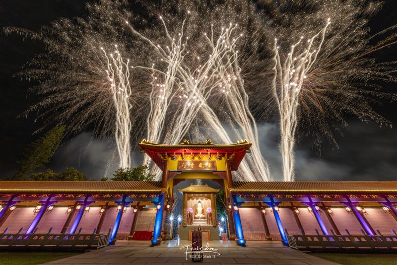 萬人仰望夜空！2026佛光山煙火燈光秀震撼全世界登場，600架無人機緩緩升空排成宗教意象，美到逼哭全網。（圖／攝影師TED陳泰瑋提供）