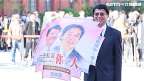 謝龍介帶上特製的賴清德雨傘到立法院報到。(圖/記者鄭孟晃攝影)