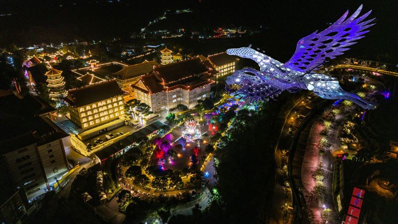 萬人仰望夜空！2026佛光山煙火燈光秀登場震撼全世界，600架無人機緩緩升空排成宗教意象，美到逼哭全網。（圖／佛光山提供）