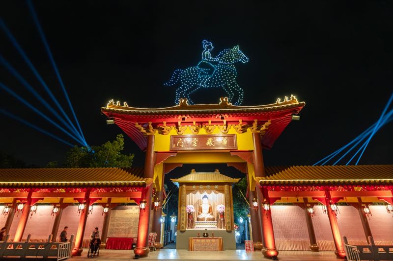 萬人仰望夜空！2026佛光山煙火燈光秀登場震撼全世界，600架無人機緩緩升空排成宗教意象，美到逼哭全網。（圖／攝影師TED陳泰瑋提供）