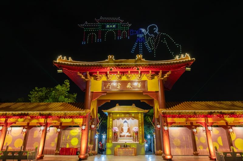 萬人仰望夜空！2026佛光山煙火燈光秀登場震撼全世界，600架無人機緩緩升空排成宗教意象，美到逼哭全網。（圖／攝影師TED陳泰瑋提供）