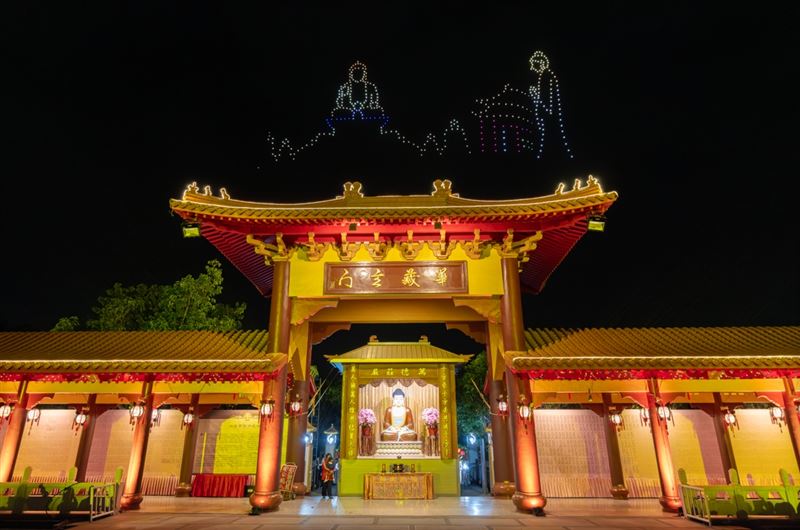 萬人仰望夜空！2026佛光山煙火燈光秀登場震撼全世界，600架無人機緩緩升空排成宗教意象，美到逼哭全網。（圖／攝影師TED陳泰瑋提供）